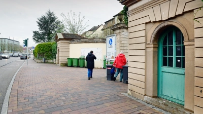 Viel Platz ist an der Promenade vor dem Neuen Tor. Ein Autofahrer ließ an dieser Stelle seinen gehbehinderten Nachbarn aussteigen und sollte deshalb an die Stadt 50 Euro zahlen. (Foto: Manfred Blendinger)