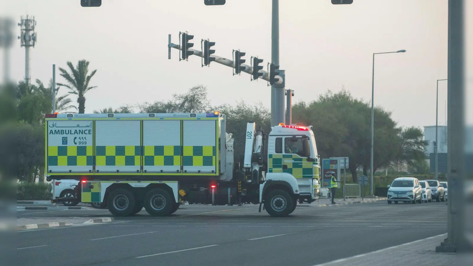 Ein Krankenwagen in der Nähe des israelischen Angriffsorts in Doha.  (Foto: Nikku/XinHua/dpa)