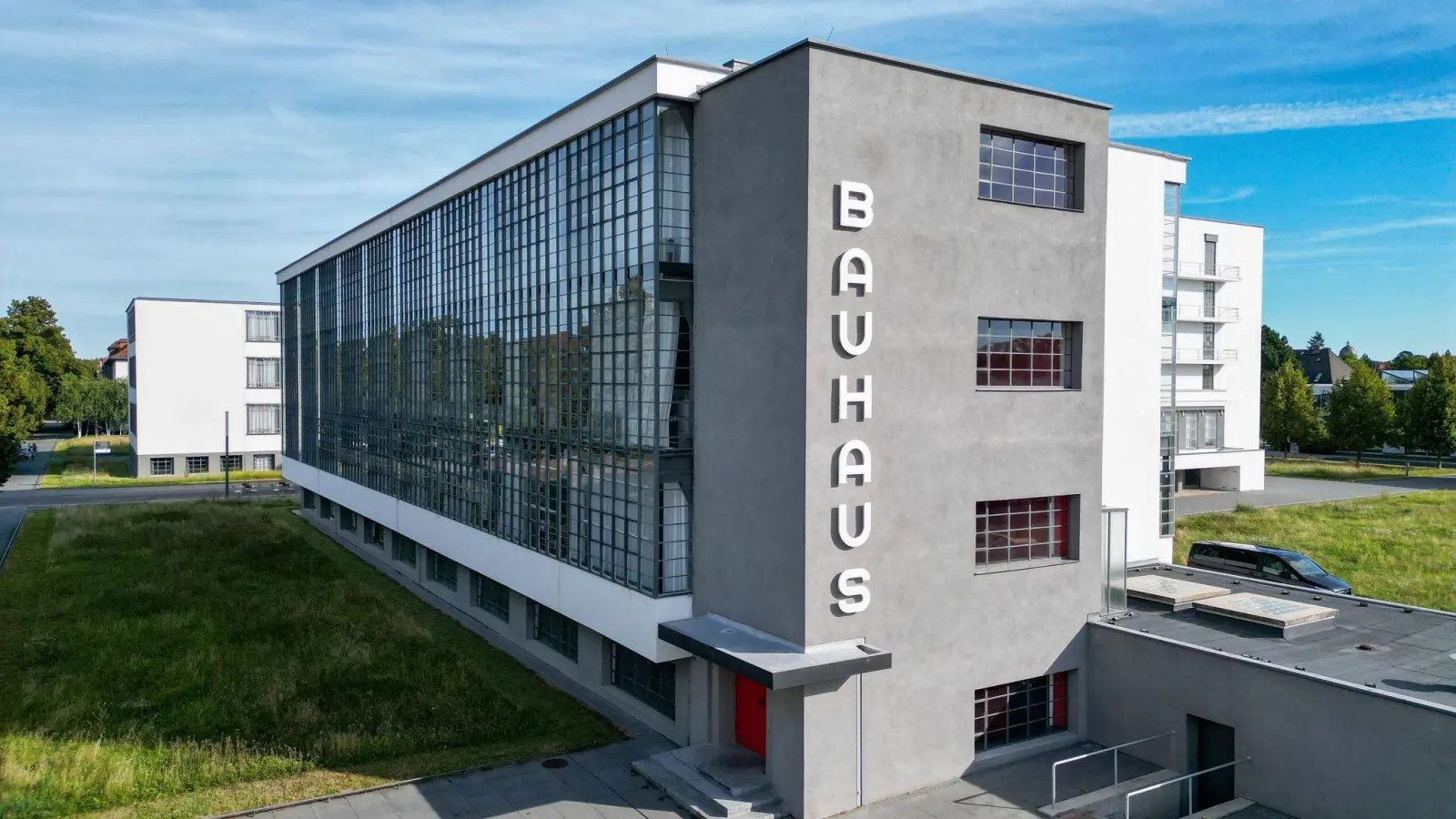Blick auf das Bauhausgebäude in der Gropiusallee in Dessau - Ende 1925 zog das Bauhaus von Weimar nach Dessau und erlebte dort seine Blütezeit.  (Foto: Jan Woitas/dpa)