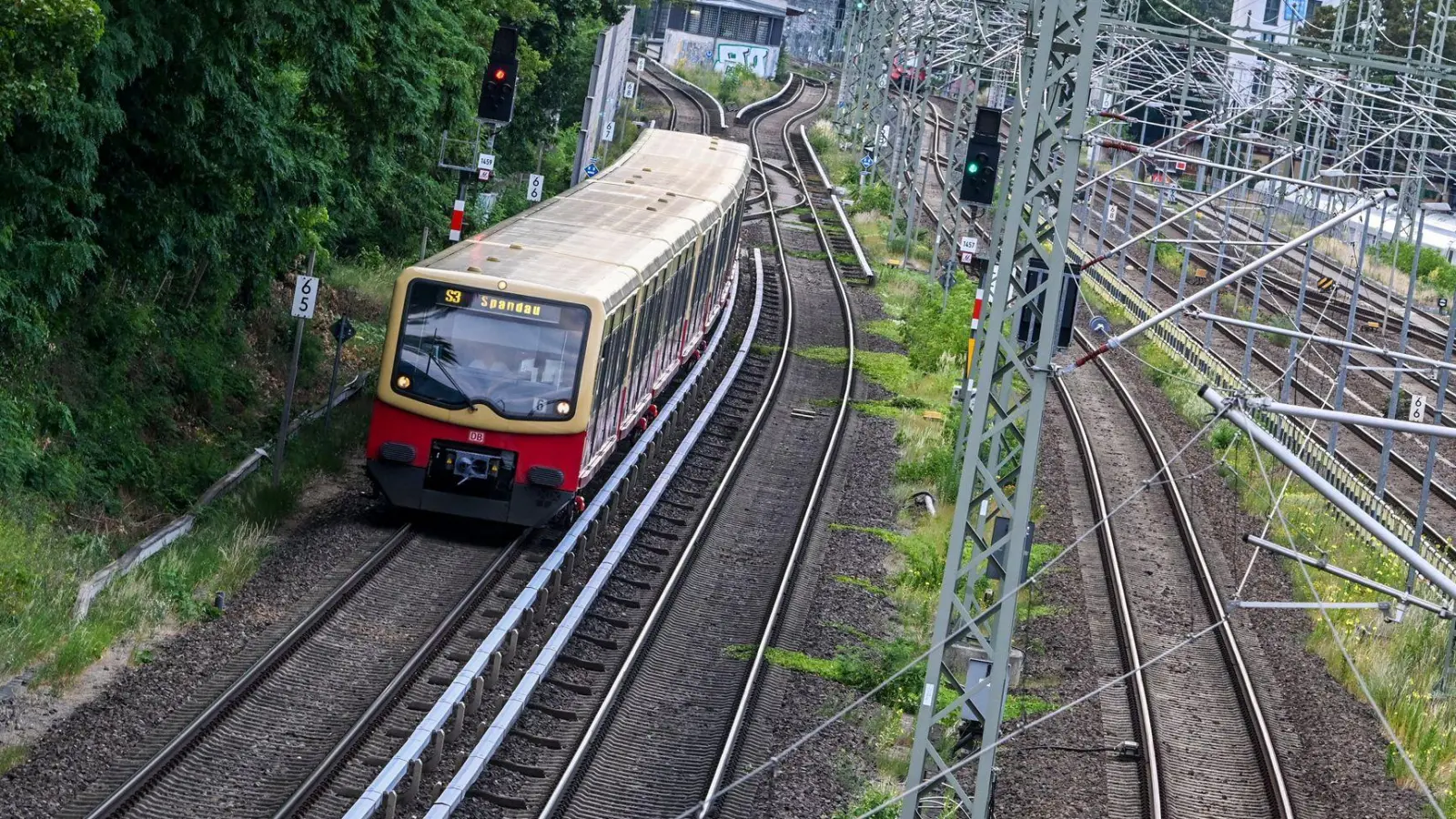  Auf fast allen Linien gebe es derzeit Verspätungen und Ausfälle, teilt die S-Bahn mit. (Foto: Jens Kalaene/dpa)