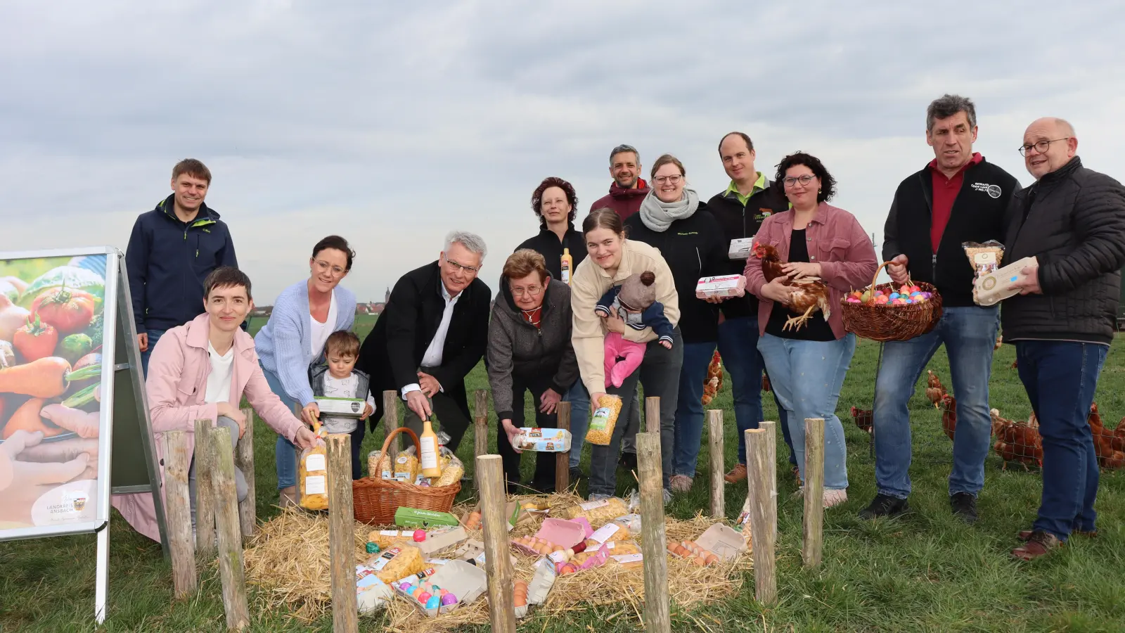 Geflügelberater Florian Kriener, Regionalmanagerin Andrea Denzinger, Katja Stallwitz aus Bammersdorf, stellvertretender Landrat Hans Henninger, Margit und Silke Rubensdörfer aus Kaierberg, Dorothee Lehr (Burk), Bürgermeister Stefan Bach (Merkendorf), Michaela Schwab (Zandt), Philipp Reinhardt (Karlsholz), Marie Behringer (Merkendorf), Erwin Kotzbauer (Winkelhaid) und Stefan Maul von Landwirtschaftlichen Lehranstalten Triesdorf (von links) kamen in Merkendorf zusammen, um die regionale Eierproduktion vorzustellen. (Foto: Thomas Schaller)