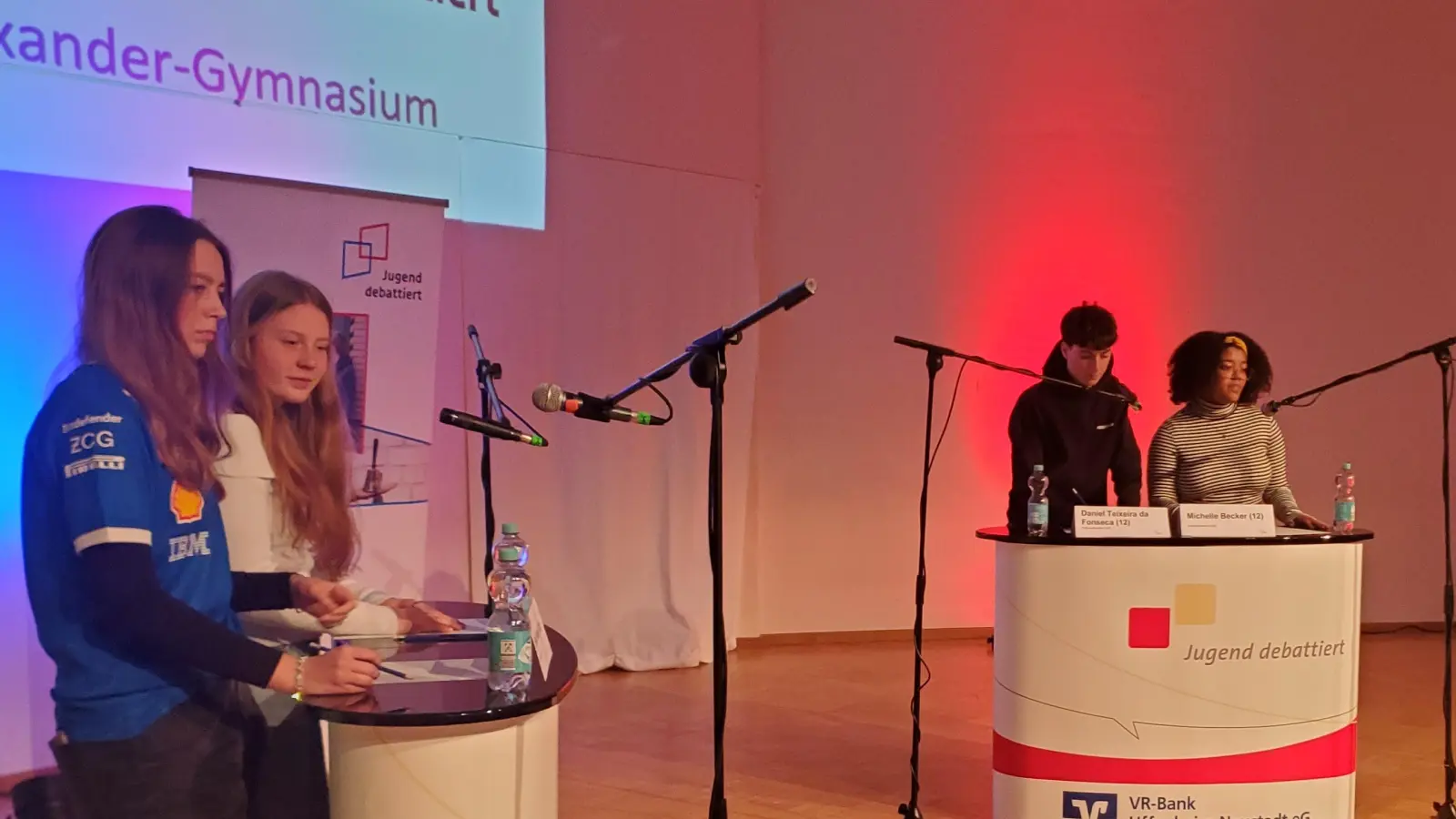 Die Finalistinnen und Finalisten der Sekundarstufe II mit Elena Hüser, Clara Laumann, Daniel Teixeira da Fonseca und der späteren Siegerin Michelle Becker (von links).  (Foto: Ulli Ganter)