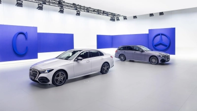 Limousine und Kombi der neuen C-Klasse sollen noch im Herbst zu Preisen ab 48.844 Euro auf den Markt kommen. (Foto: Mercedes-Benz AG/dpa-tmn)