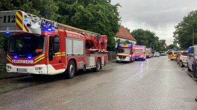 Zahlreiche Feuerwehrleute waren an der Schule im Münchner Norden im Einsatz.  (Foto: Berufsfeuerwehr München/dpa)