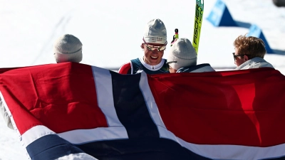 Klaebo (2.v.l.) siegte mit Norwegens Staffel souverän. (Foto: Daniel Karmann/dpa)