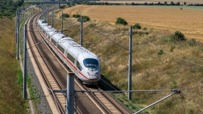 Die Deutsche Bahn geht gerichtlich gegen einen Beschluss der Bundesnetzagentur vor, mit dem der Wettbewerb im Fernverkehr gestärkt werden soll. (Archivbild) (Foto: Jan Woitas/dpa)