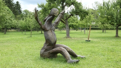 Mit den ausgestreckten Arbeiten hat die Körperhaltung der Skulptur Entwurf für eine große Figur I etwas Ausgreifendes. (Foto: Martina Kramer)