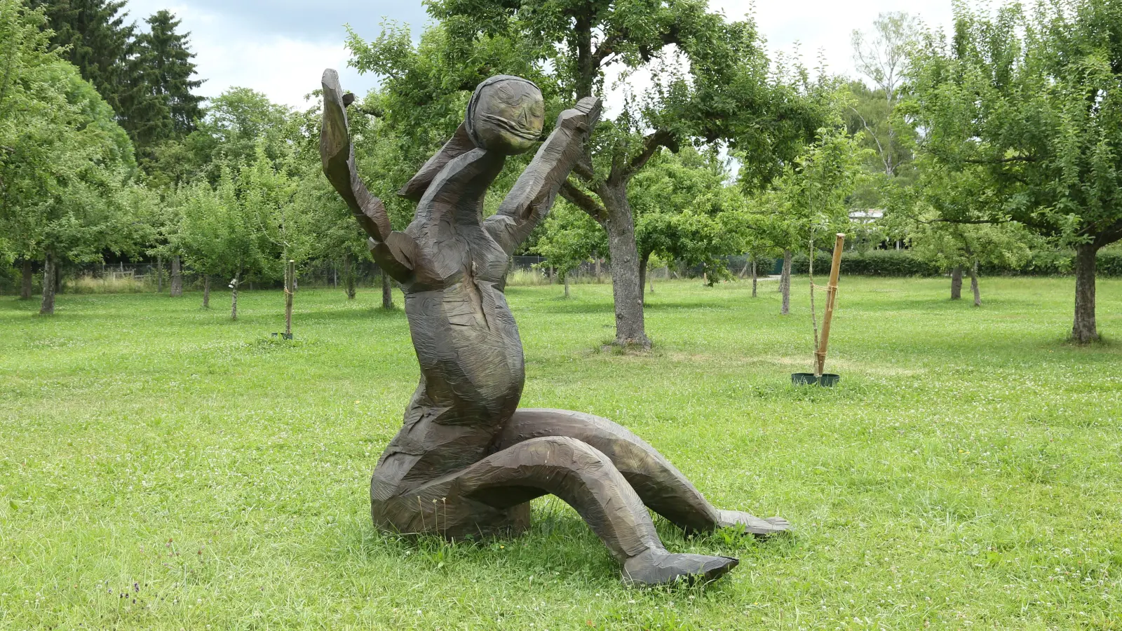 Mit den ausgestreckten Arbeiten hat die Körperhaltung der Skulptur Entwurf für eine große Figur I etwas Ausgreifendes. (Foto: Martina Kramer)