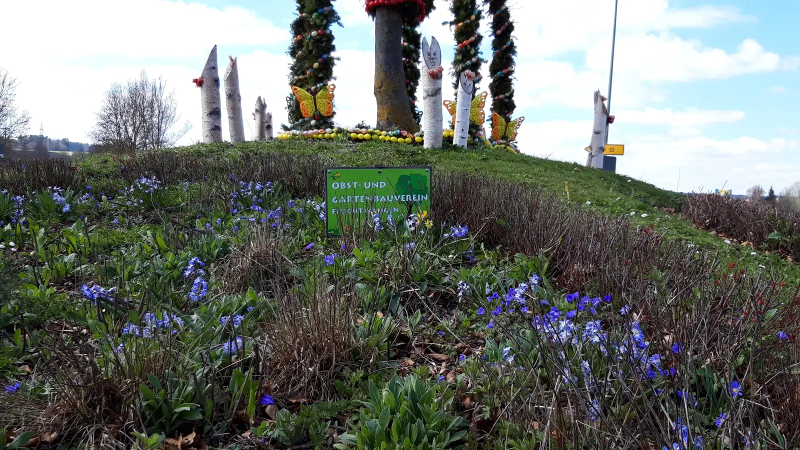 Für österlichen Schmuck sorgt in Feuchtwangen traditionell der Obst- und Gartenbauverein. Dessen Mitglieder gestalten alljährlich die Insel im Kreisverkehr des Walkmühlwegs mit der Dresdener Straße. (Foto: Sabine Rohn)