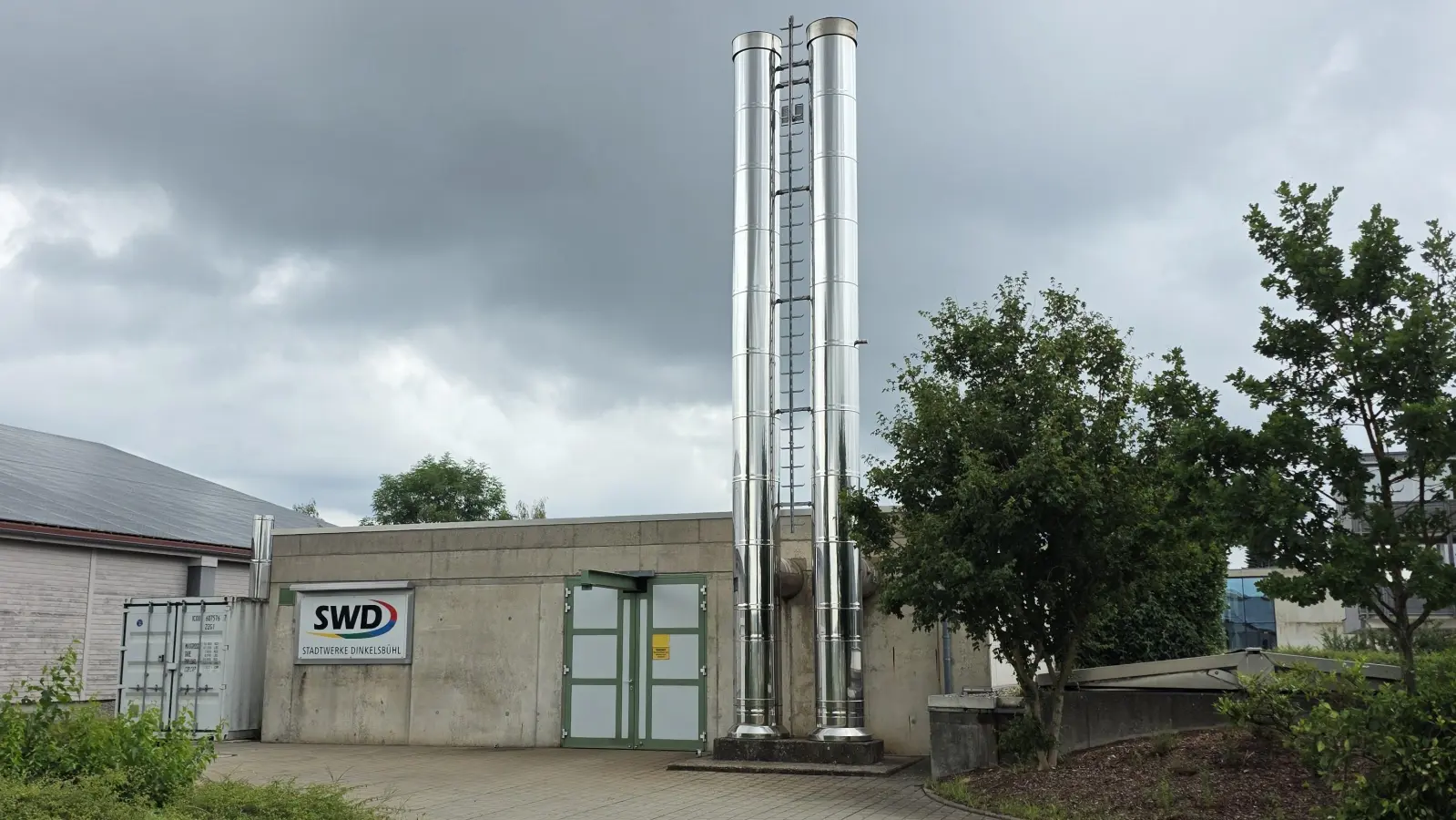 Seit 2003 betreiben die Dinkelsbühler Stadtwerke ein Nahwärmenetz. Die Energie wird im Heizwerk am Südring erzeugt. Aufgrund der stetig steigenden Zahl an Abnehmern muss nun dort nachgerüstet werden. (Foto: Markus Weinzierl)