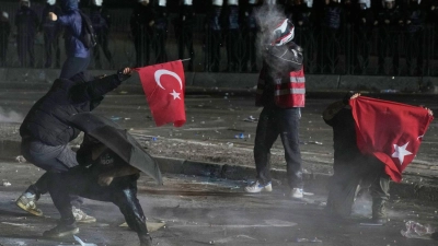 Erneut zogen Zehntausende durch Istanbul, um gegen die Inhaftierung von Imamoglu zu protestieren.  (Foto: Khalil Hamra/AP/dpa)