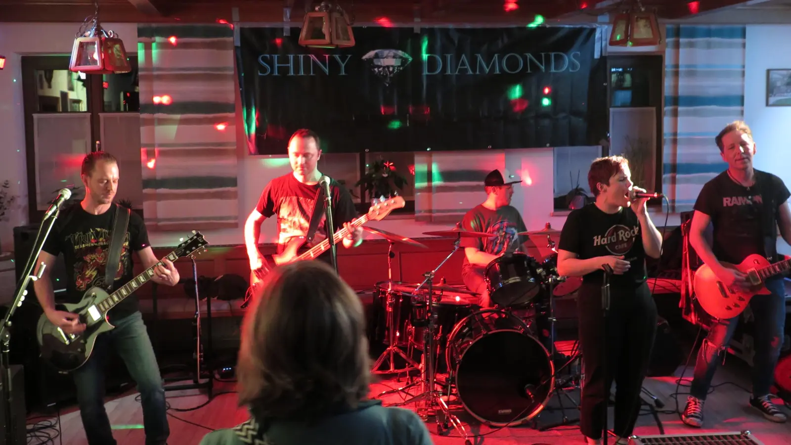 Die „Shiny Diamonds” brachten ein breit gefächertes musikalisches Repertoire mit ins Gasthaus Schöllmann. (Foto: Alexander Schäffer)