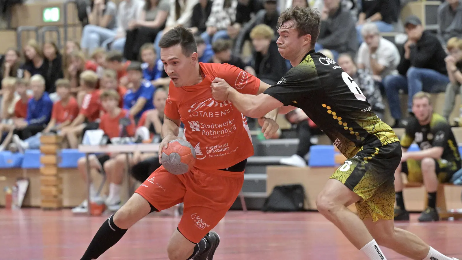 Auf ihn baut der TSV Rothenburg: Nikola Stojanov (links, hier gegen den Laufer Lukas Reisinger) steht im Heimspiel gegen Roßtal wieder im Spielerkader. (Foto: Martin Rügner)