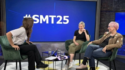 Chefredakteurin der FLZ Gudrun Bayer (rechts) und Redakteurin Simone Hedler (Mitte) stellten sich live bei den Schülermedientagen 2025 zahlreichen Fragen rund um KI. (Foto: Mediaschool Bayern)