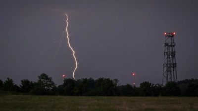 Gewitter, Unwetter, Blitze, Symbolbild, Blitzeinschlag<br>Aufgenommen zwischen Emskirchen und Dürnbuch auf Richtung Hagenbüchach (Foto: Mirko Fryska)