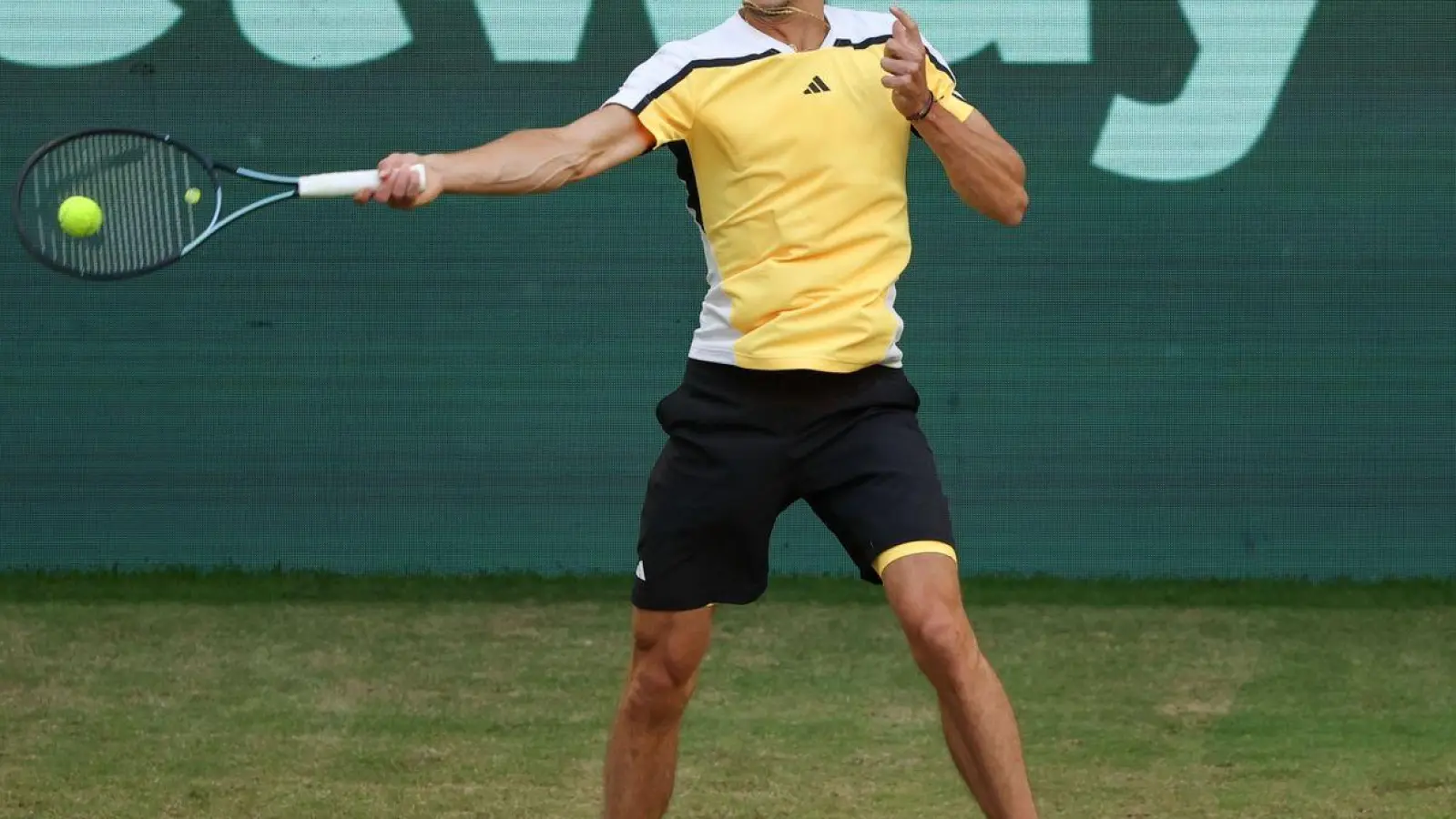 Alexander Zverev spielt eine Vorhand. (Foto: Friso Gentsch/dpa)