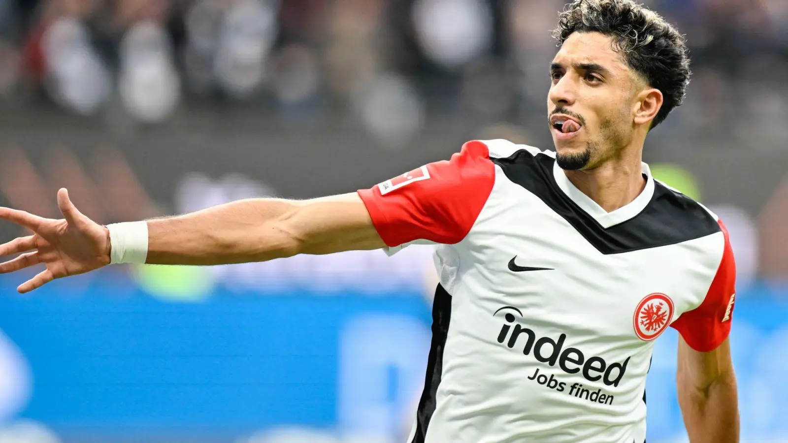 Manchester City ist offenbar an einem Winter-Transfer von Eintracht Frankfurts Topstürmer Omar Marmoush interessiert. (Foto: Uwe Anspach/dpa)