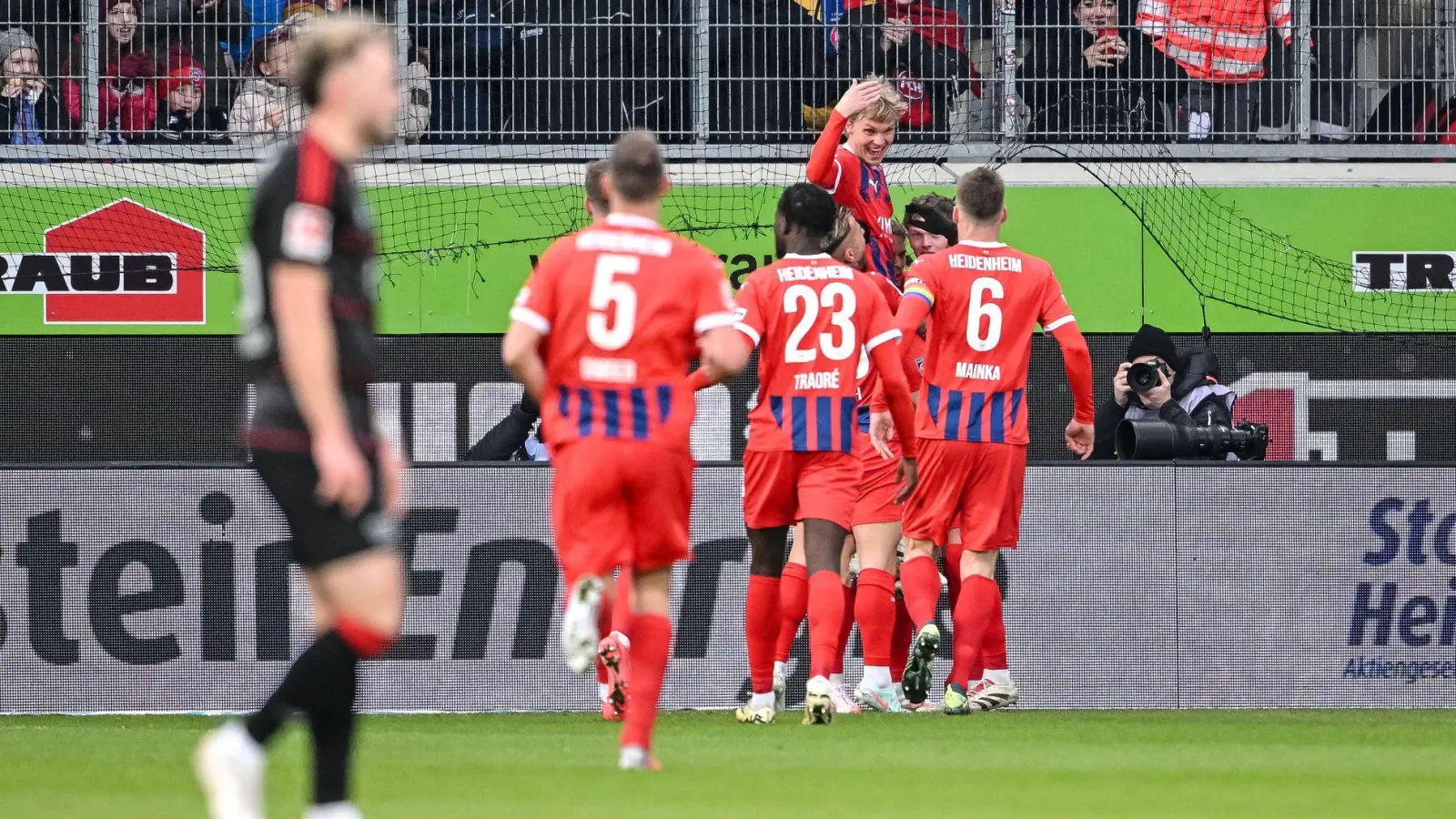 Heidenheim bejubelt die Führung durch Frans Krätzig. (Foto: Harry Langer/dpa)