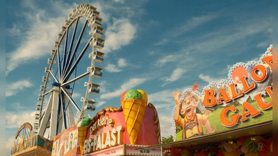 Bunte Buden sorgten für eine vielfältige Verpflegung und Spaß. Auch mit dem Riesenrad konnte noch eine letzte Runde gedreht werden. (Foto: Leonie Lang)