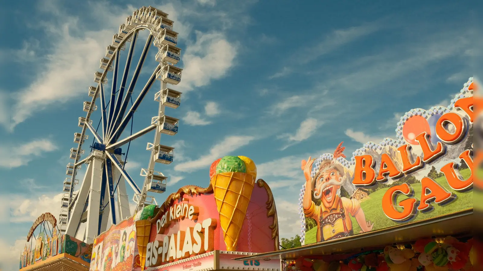Bunte Buden sorgten für eine vielfältige Verpflegung und Spaß. Auch mit dem Riesenrad konnte noch eine letzte Runde gedreht werden. (Foto: Leonie Lang)