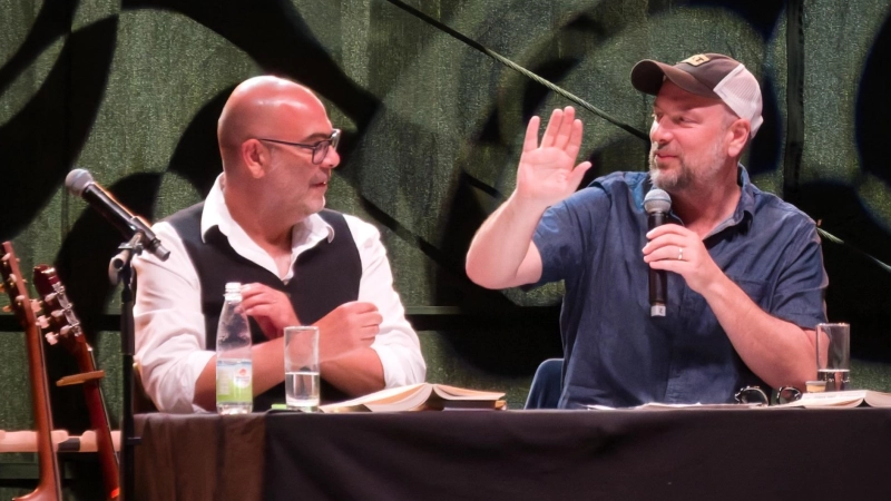 Understatement als Stilmittel: Hannes Ringlstetter (links) und Stephan Zinner waren am Freitagabend beim Festival Ansbach Open zu erleben. (Foto: Martin Stumpf)