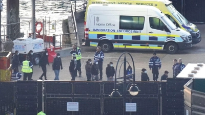 Migranten werden in Dover von der Grenzpolizei empfangen. (Foto: Gareth Fuller/PA Wire/dpa)