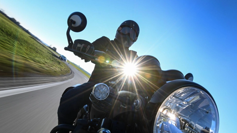 Laut Anklage hat sich einer der jungen Männer auch auf dem Motorrad nicht an die erlaubten Geschwindigkeiten gehalten..  (Symbolbild: Felix Kästle/dpa/dpa-tmn)