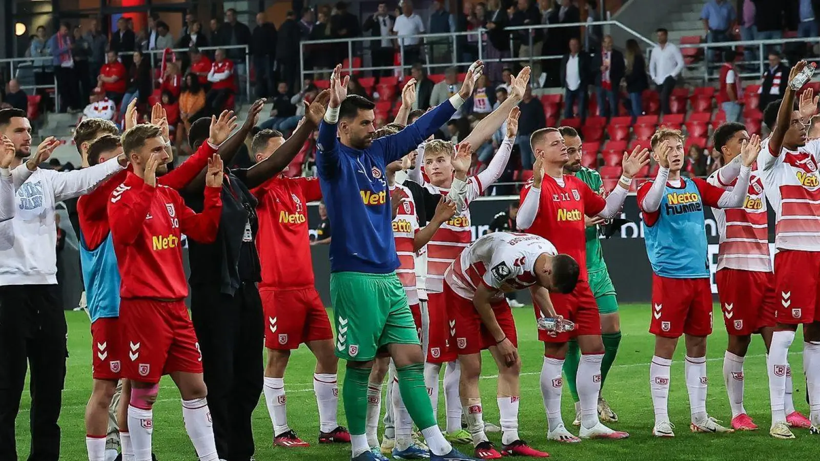 Die Regensburger stehen nach dem Spiel vor ihrer Fankurve. (Foto: Daniel Löb/dpa)