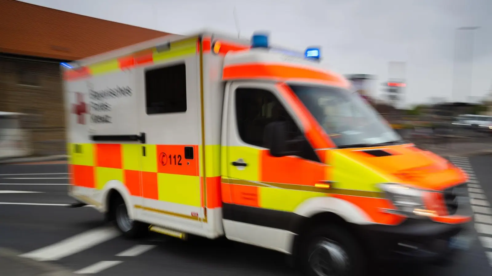Ein 85-jähriger Mann verletzt sich schwer bei Feldarbeiten. (Symbolbild) (Foto: Nicolas Armer/dpa)