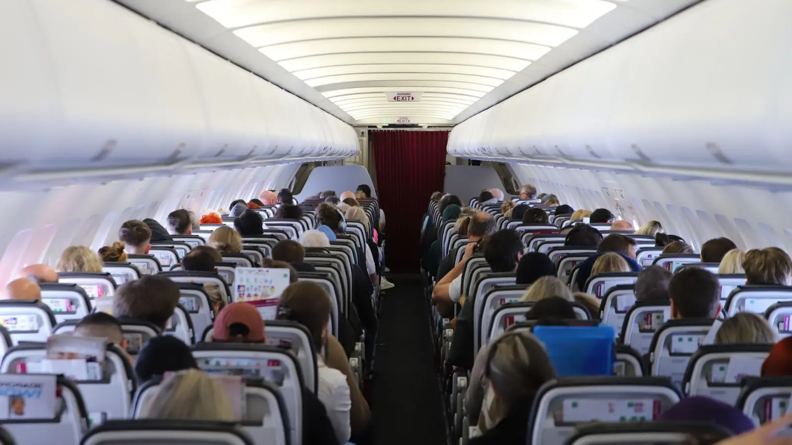 Bloßes Unwohlsein, Kreislaufbeschwerden oder Kopfschmerzen reichen rechtlich nicht aus, um bei einer überhitzten Kabine Anspruch auf Schmerzensgeld gegenüber der Airline geltend machen zu können. (Foto: Sascha Thelen/dpa/dpa-tmn)