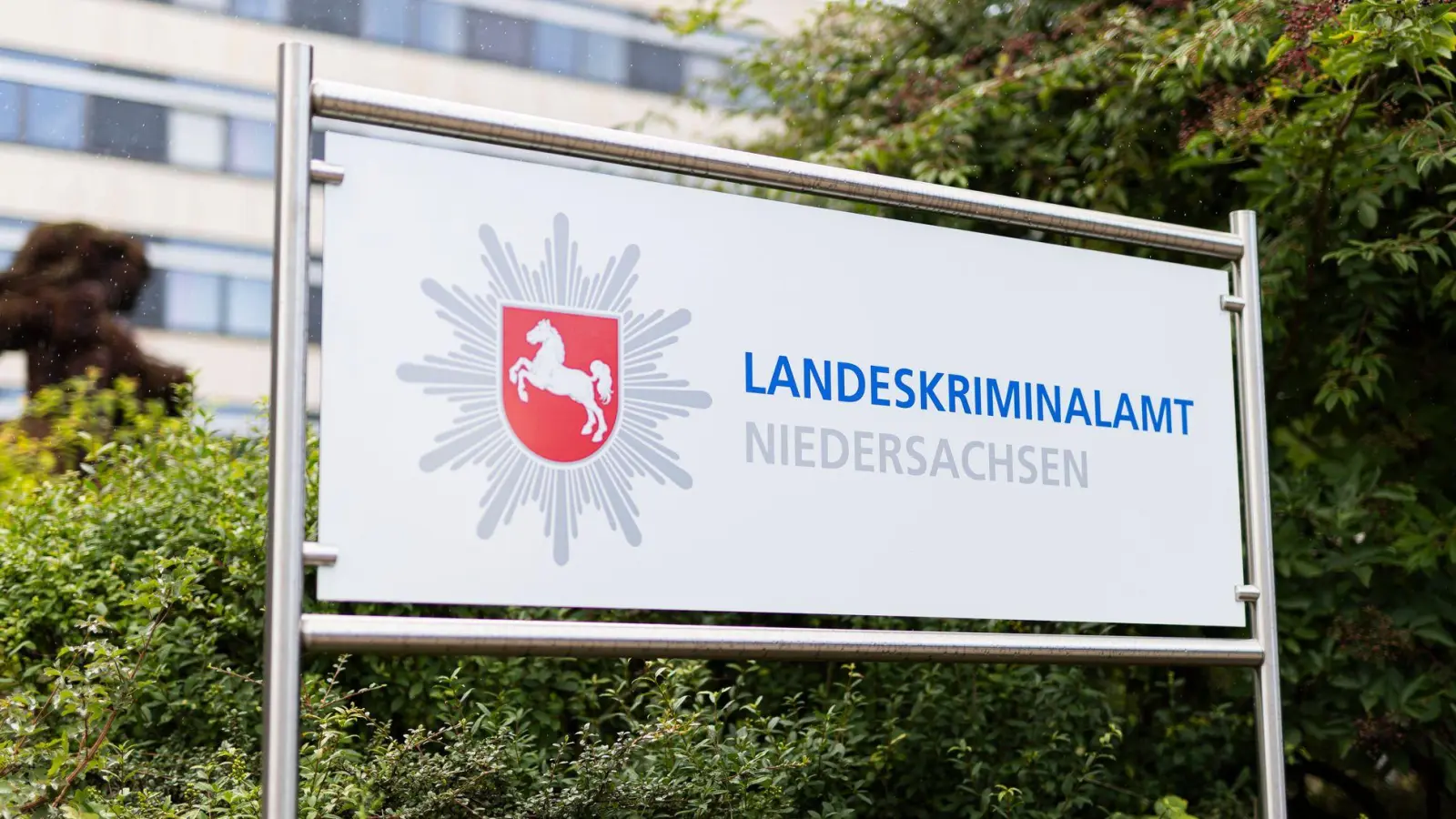 Das Landeskriminalamt Niedersachsen fahndet weiter nach einem verurteilten Mörder. (Archivbild)  (Foto: Michael Matthey/dpa)