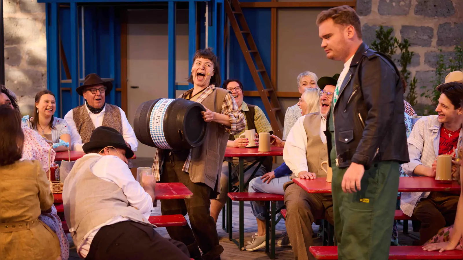 Zünftig geht es im Wirtshaus „Am Wehrgang” zu – eine Szene aus „Kohlhiesls Töchtern” mit Janina Dötterl als Susi, Yannik Dirksen als Toni und Wirtshausgästen. (Foto: Ludwig Olah)