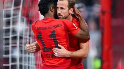 Bayerns Torschützen beim Jubel: Kingsley Coman (l) und Harry Kane. (Foto: Sven Hoppe/dpa)