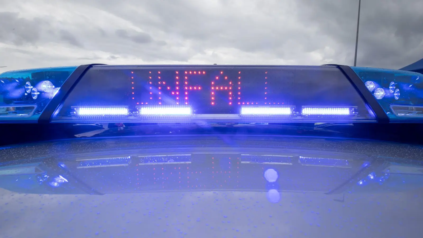 Zu einem Unfall der ungewöhnlichen Art wurde die Neustädter Polizei am Freitag gerufen: Eine Fahrschülerin war bei Burghaslach verunglückt. (Symbolbild: Daniel Karmann/dpa)