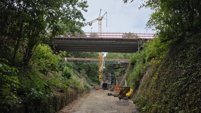 Die frühere Naturstein-Bogenbrücke ist einer Konstruktion aus Fertigteilen gewichen. Diese bekommen auf ihrer Oberseite nun eine zusätzliche Betonschicht.  (Foto: Markus Weinzierl)
