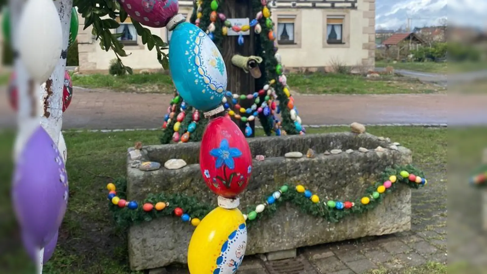 Bunte Eier zieren auch den Osterbrunnen in Brunn (Emskirchen). (Foto: Nadine Wölfle)