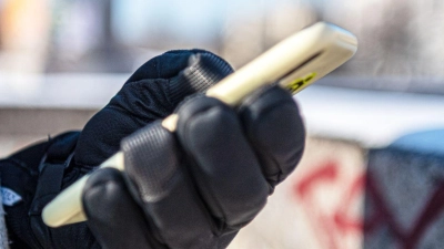 Frostige Temperaturen? Lieber das Handy nur kurz benutzen – sonst ist der Akku schneller leer, als man denkt. (Foto: Bernd Diekjobst/dpa-tmn)