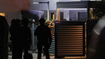 Einsatzkräfte der Polizei stehen am Mittwochmorgen vor einem Haus in Duisburg (Foto: Christoph Reichwein/dpa)