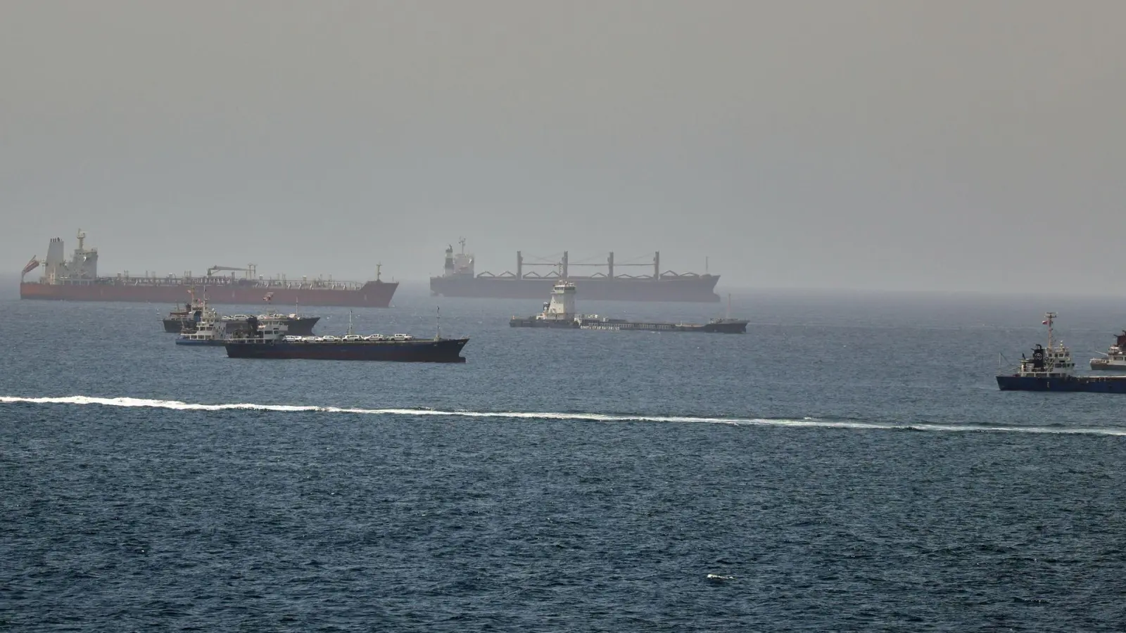 Erneut wird in der Straße von Hormus ein Schiff attackiert. (Archivbild) (Foto: Uncredited/AP/dpa)