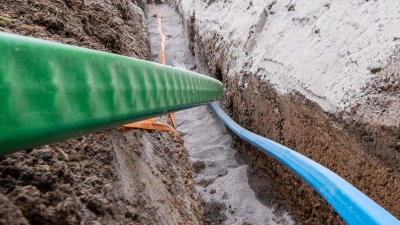 Glasfaserkabel werden in die Erde verlegt. (Foto: Armin Weigel/dpa)