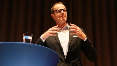 „Wir sind dabei, unsere durch die Aufklärung erworbene Freiheit abzuwürgen”, sorgt sich der Kabarettist Vince Ebert. Beim Auftritt im Ansbacher Onolidasaal erklärte er warum. (Foto: Martina Kramer)
