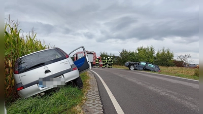 Die Polizei sucht nach Zeugen eines Unfalls vom Montagnachmittag auf der Staatsstraße bei Lenkersheim. (Symbolbild: David Inderlied/dpa)