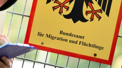 Das Bundesamt für Migration und Flüchtlinge (Bamf) untersteht dem Bundesinnenministerium. Die Mitarbeiter der Behörde entscheiden über Asylanträge. (Archivbild) (Foto: Julian Stratenschulte/dpa)