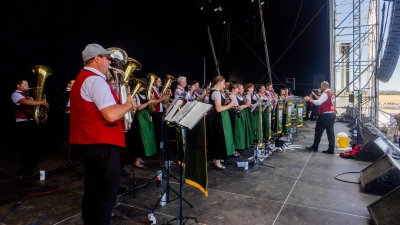 Kultstatus hat beim Summer-Breeze-Festival inzwischen die Blasmusik Illenschwang. Am Mittwochnachmittag eröffnete die Kapelle mit zünftigen Klängen das Bandprogramm.  (Foto: Evi Lemberger)