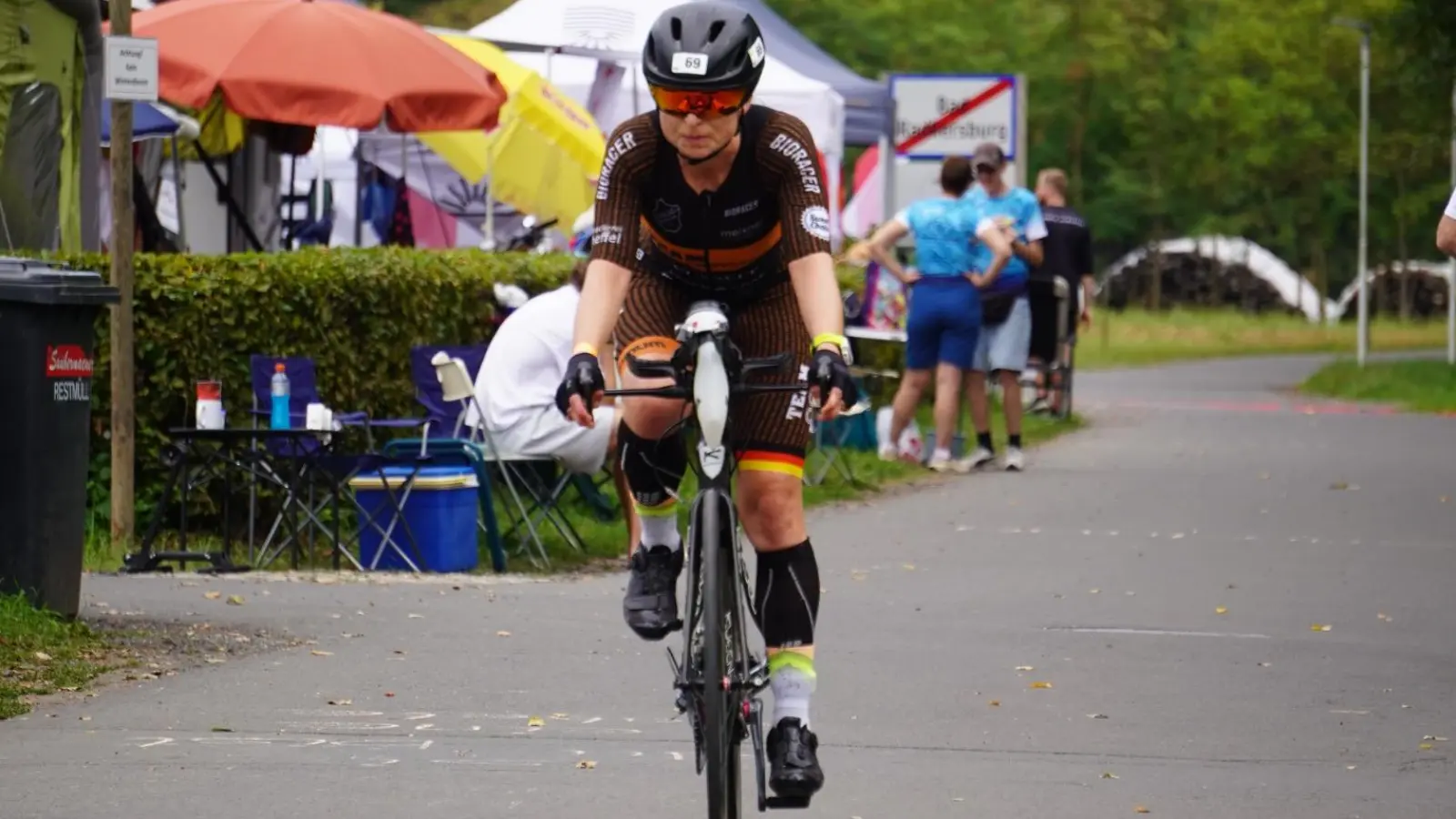 Die Hochleistungssportlerin kämpft auf dem Fahrrad. Insgesamt 540 Kilometer waren gefordert. Eine Runde war 10,6 Kilometer lang und 51 Mal musste diese zurückgelegt werden. Ihre Zeit dafür: etwas über 19 Stunden. Das Rennen ging auch durch die Nacht. (Foto: Daniel Pavlic)