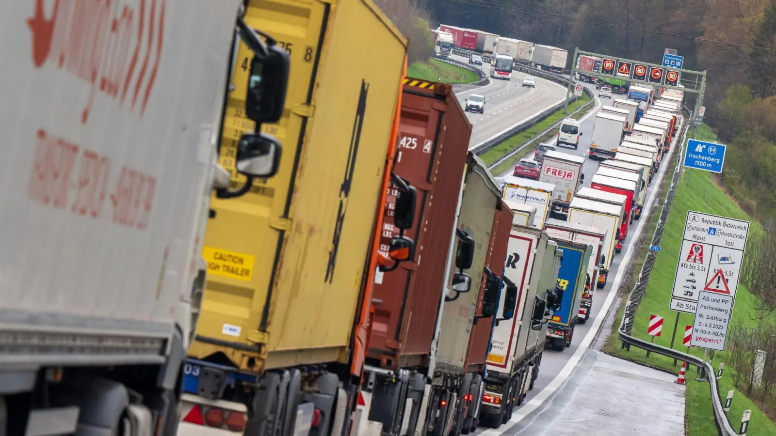 Die Lkw-Blockabfertigung bei der Einreise nach Tirol sorgt regelmäßig für Staus auf bayerischer Seite. (Archivbild)   (Foto: Peter Kneffel/dpa)