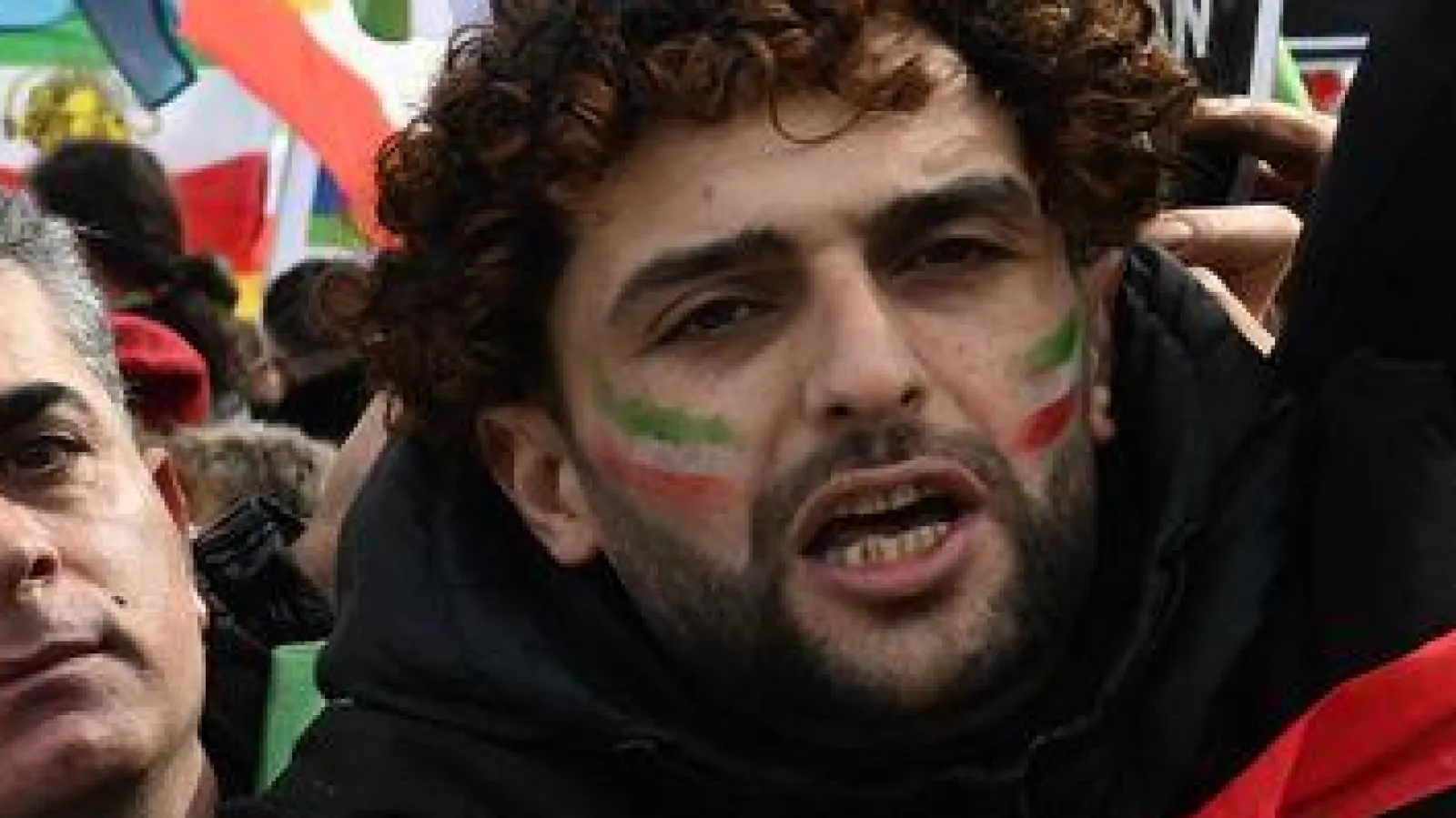 Tausende demonstrierten in München gegen die politische Führung im Iran. (Foto: Felix Hörhager/dpa)