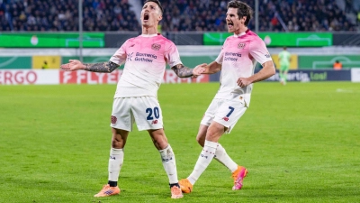Álex Grimaldo sorgte per Freistoß für das 1:0 für Bayer Leverkusen. (Foto: David Inderlied/dpa)