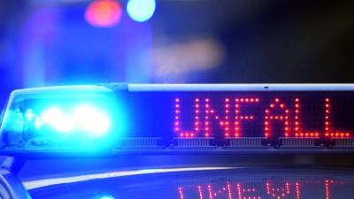 Das Auto der Familie prallte gegen den geparkten Sattelzug. (Symbolbild) (Foto: Stefan Puchner/dpa)