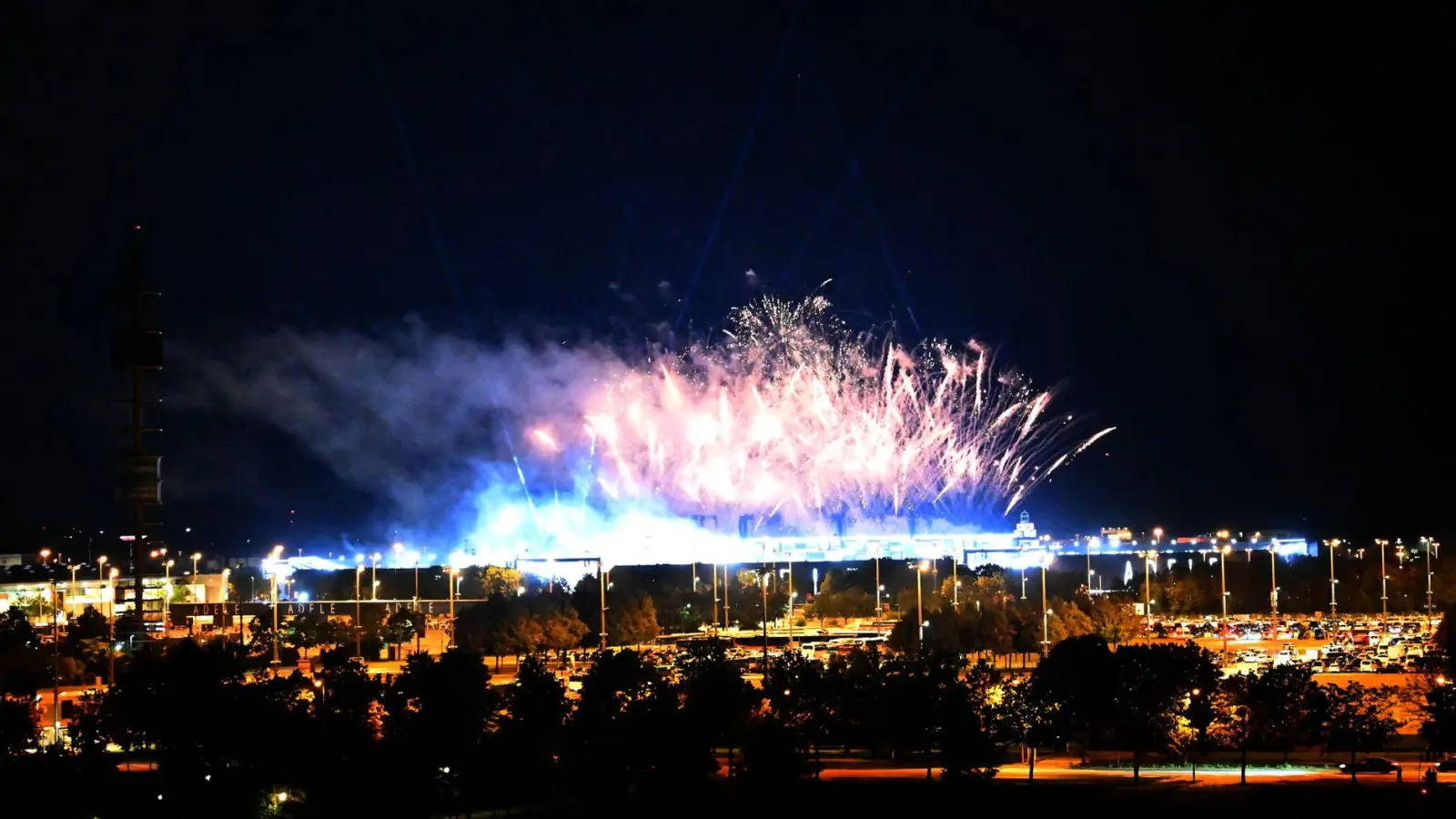 Ein letztes Feuerwerk über Adeles Pop-Up-Stadion - dann ist Schluss. Am Samstagabend hat sich der Superstar aus München verabschiedet (Archivbild). (Foto: Felix Hörhager/dpa)